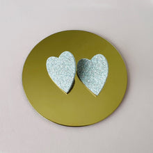 Charger l'image dans la galerie, Boucles d'oreilles puces en forme de cœur cuir pailletté