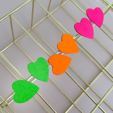 Charger l'image dans la galerie, Boucles d'oreilles cœur fluo "Amor"
