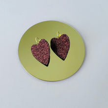 Charger l'image dans la galerie, Boucles d'oreilles en forme de cœur cuir pailletté