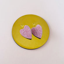 Charger l'image dans la galerie, Boucles d'oreilles en forme de cœur cuir pailletté