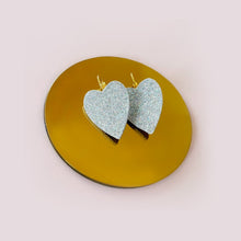Charger l'image dans la galerie, Boucles d'oreilles en forme de cœur cuir pailletté