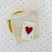 Charger l'image dans la galerie, Broche petite cœur en cuir pailleté