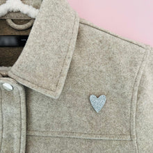 Charger l'image dans la galerie, Broche petite cœur en cuir pailleté
