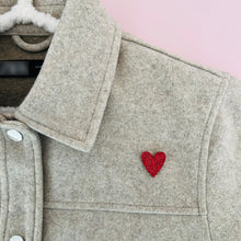 Charger l'image dans la galerie, Broche petite cœur en cuir pailleté