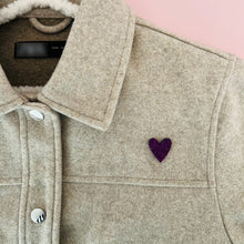 Charger l'image dans la galerie, Broche petite cœur en cuir pailleté