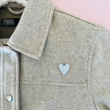 Charger l'image dans la galerie, Broche petite cœur en cuir pailleté