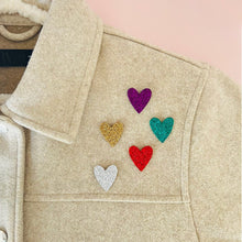 Charger l'image dans la galerie, Broche petite cœur en cuir pailleté