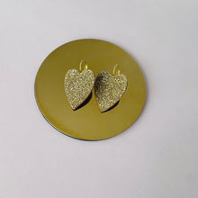Charger l'image dans la galerie, Boucles d'oreilles en forme de cœur cuir pailletté