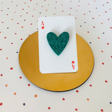 Charger l'image dans la galerie, Broche petite cœur en cuir pailleté