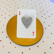Charger l'image dans la galerie, Broche petite cœur en cuir pailleté