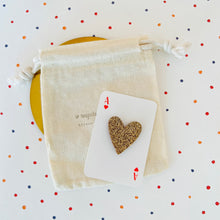 Charger l'image dans la galerie, Broche petite cœur en cuir pailleté