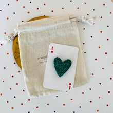 Charger l'image dans la galerie, Broche petite cœur en cuir pailleté