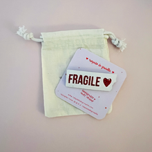 Charger l'image dans la galerie, Broche Fragile