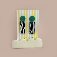 Charger l'image dans la galerie, Boucles d’oreilles zèbre vertes