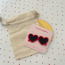 Charger l'image dans la galerie, Broche Lunettes de soleil coeur