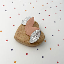 Charger l'image dans la galerie, Boucles d'oreilles puces Lis