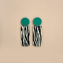 Charger l'image dans la galerie, Boucles d’oreilles zèbre vertes
