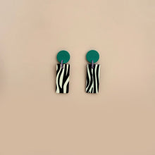 Charger l'image dans la galerie, Boucles d’oreilles zèbre vertes
