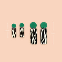 Charger l'image dans la galerie, Boucles d’oreilles zèbre vertes
