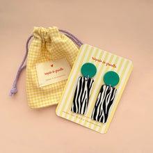 Charger l'image dans la galerie, Boucles d’oreilles zèbre vertes
