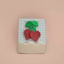 Charger l'image dans la galerie, Broche Cerise

