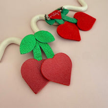 Charger l'image dans la galerie, Broche Cerise
